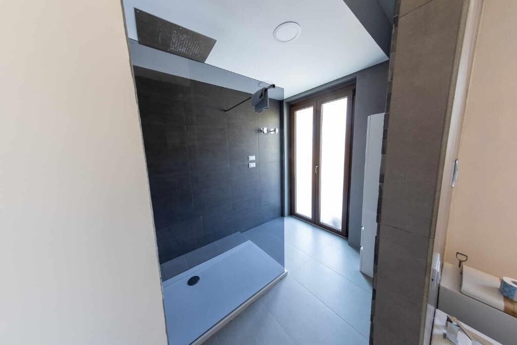Chambre Quadruple Premium, vue cour intérieure | Salle de bain