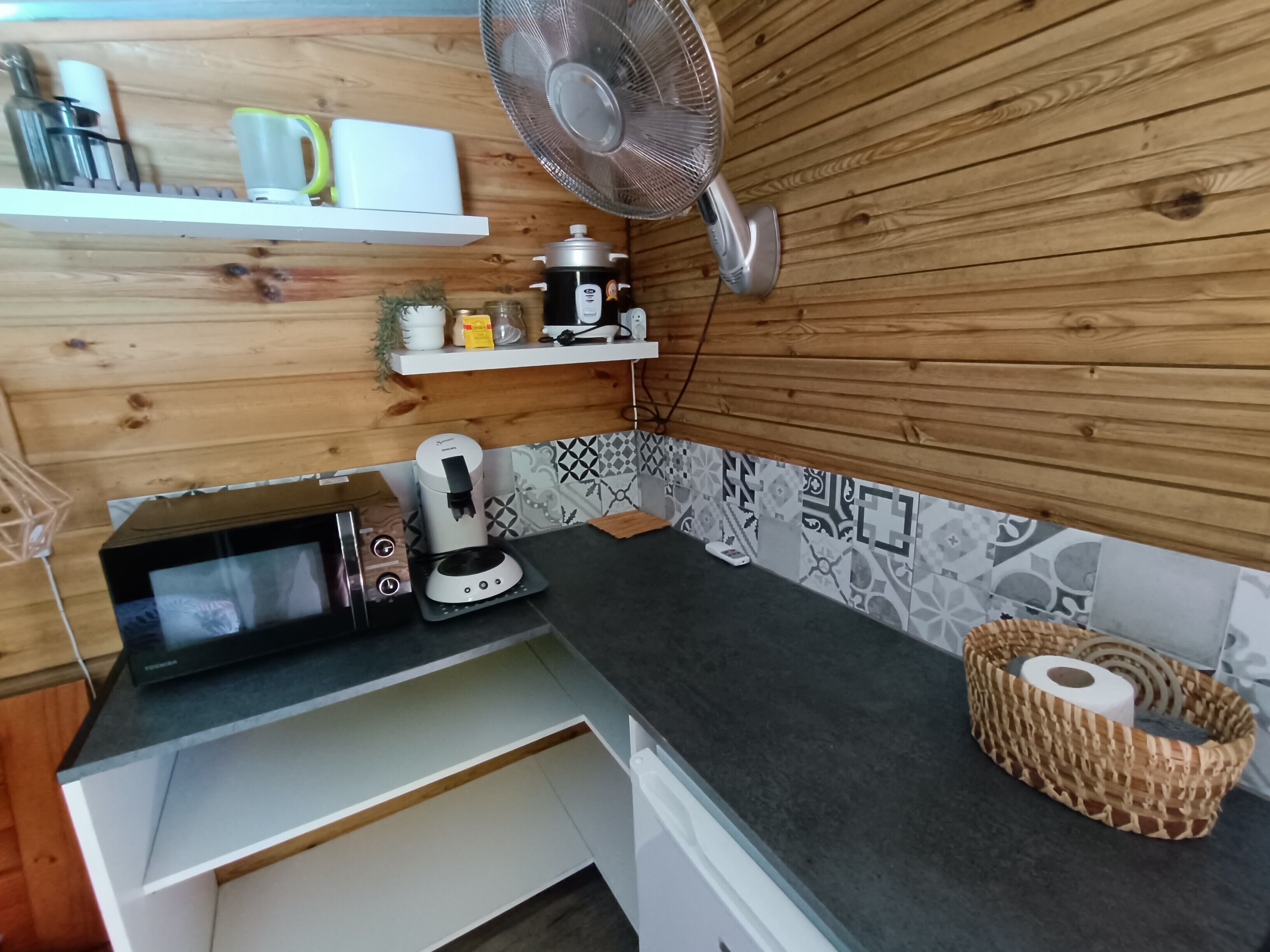 Frigorífico, microondas, placa de cocina y cafetera o tetera