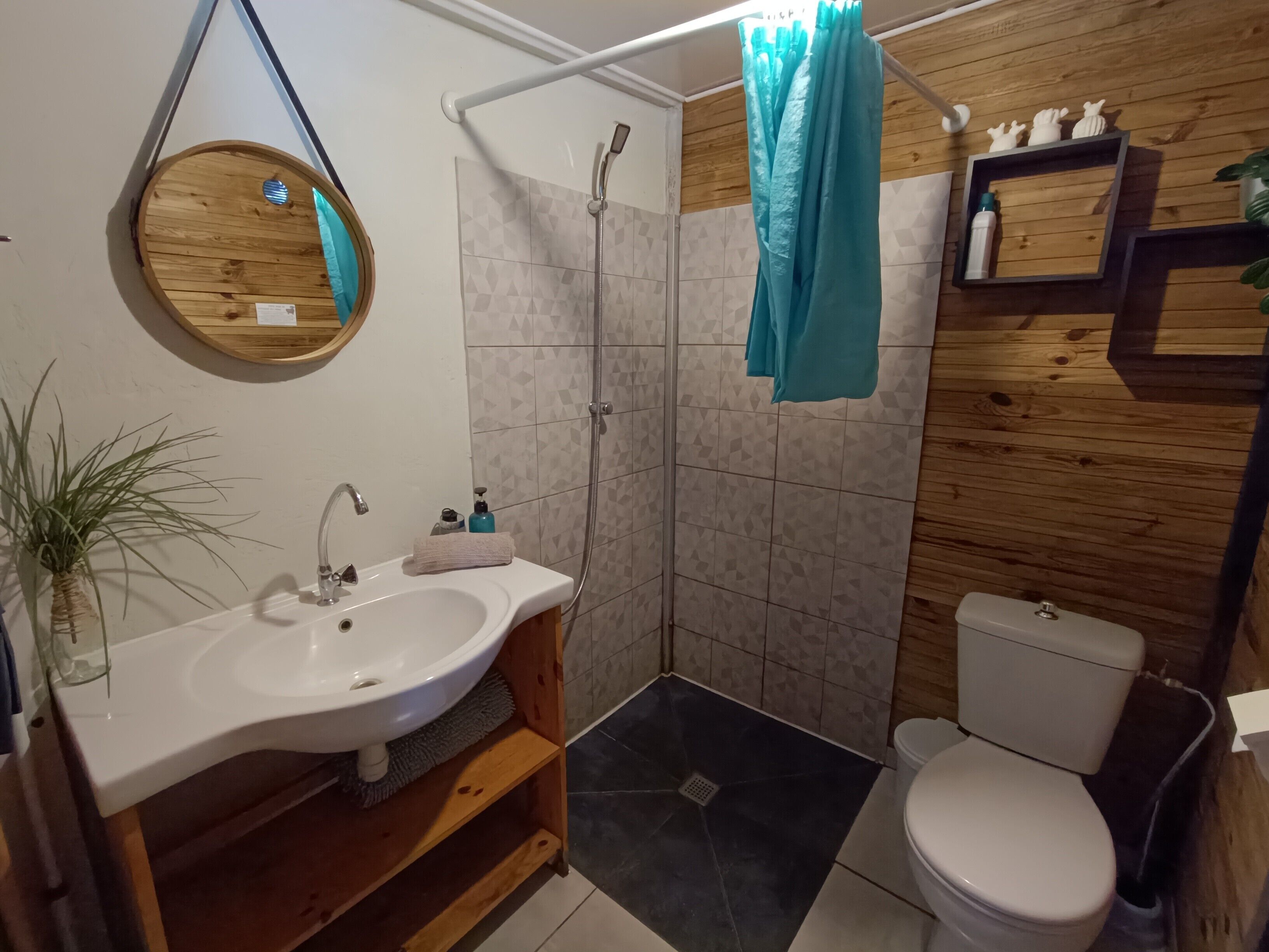 Douche, sèche-cheveux, serviettes fournies