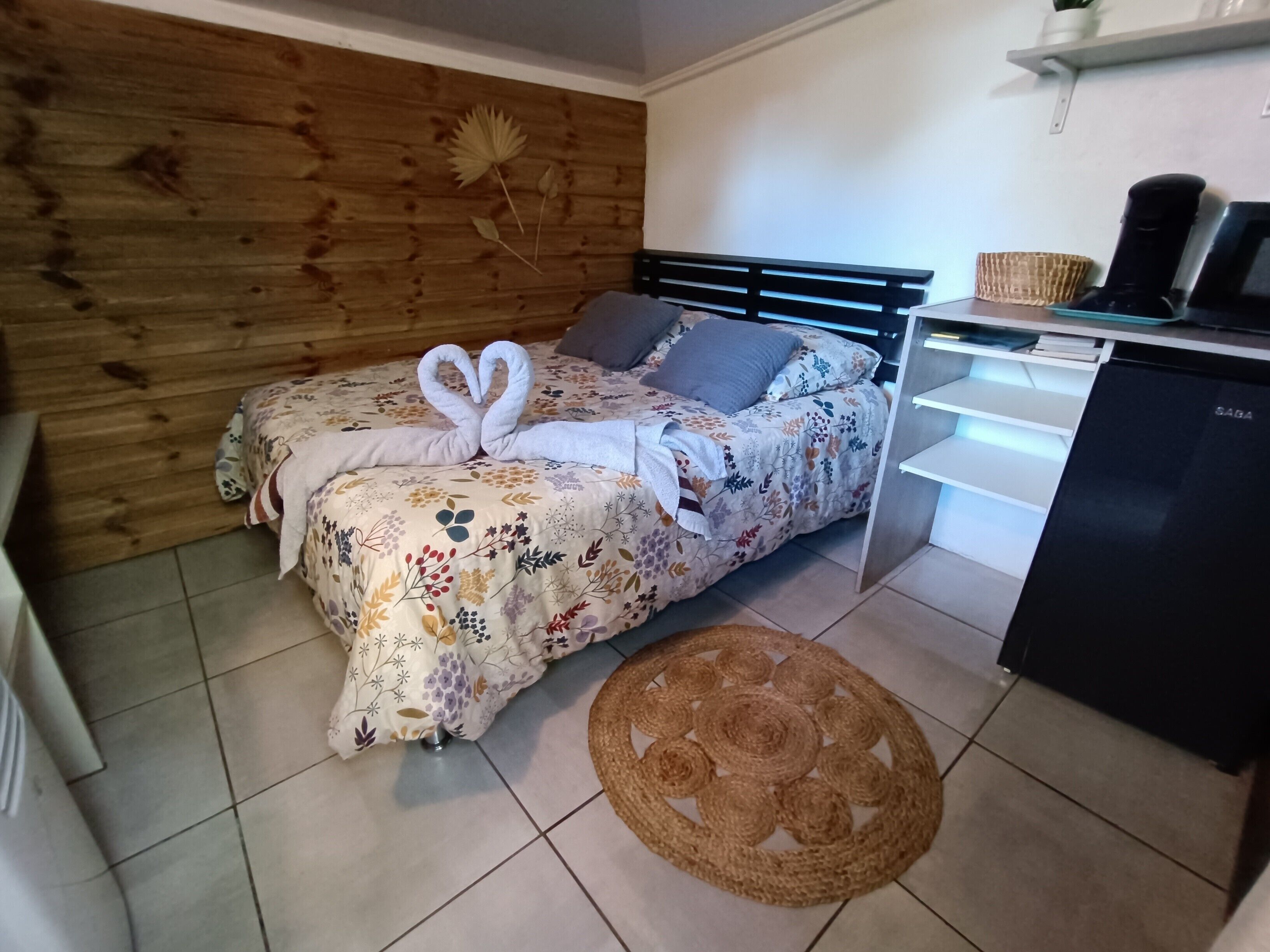 1 dormitorio, tabla de planchar con plancha, wifi y ropa de cama