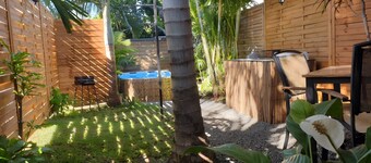 Cabin 'La Cabane Tropicale' with Private Pool, Wi-Fi and Air Conditioning