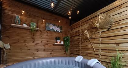 Cabane « Glamping de charme » avec piscine privée, jardin privé et Wi-Fi