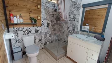 Douche, sĂšche-cheveux, serviettes fournies