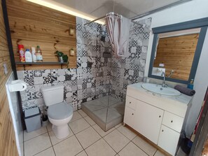 Douche, sèche-cheveux, serviettes fournies