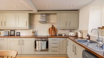 Microwave, oven, cookware/dishes/utensils