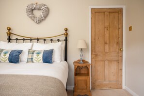 2 bedrooms, WiFi, bed sheets - Carr Cottage -  a holiday cottage that sleeps 4 guests  in 2 bedrooms (YORK)