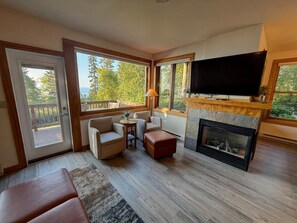 Living area - Located directly on Lake Superior, this condo is ideal for family & friends (Lutsen)