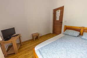 Habitación clásica doble, vistas al jardín | Tabla de planchar con plancha