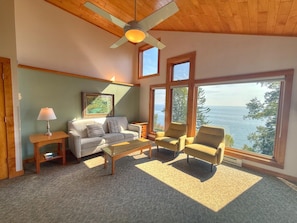 Living area - Located directly on Lake Superior, this condo is ideal for family & friends (Lutsen)