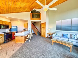 Living area - Tranquil 1 bedroom North Shore retreat with views of Lake Superior or Poplar River (Lutsen)