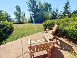 Property grounds - Located directly on Lake Superior, this Guestroom is ideal for couples. (Lutsen)