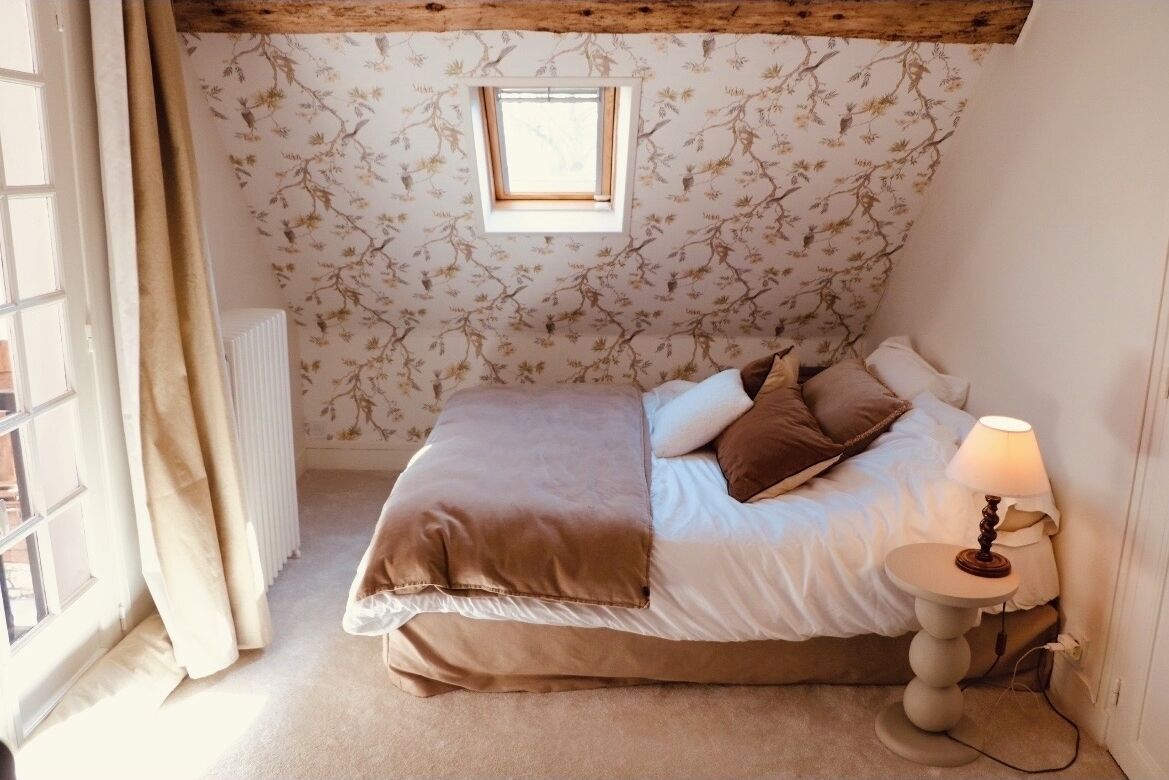 9 bedrooms, iron/ironing board, WiFi, bed sheets