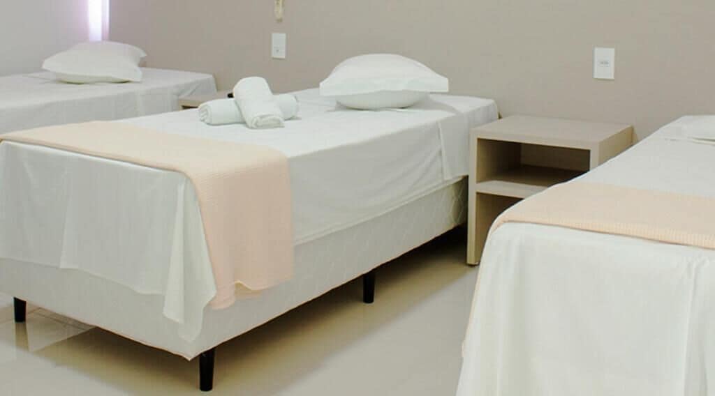 Chambre Triple Confort, climatisation | Coffres-forts dans les chambres, bureau