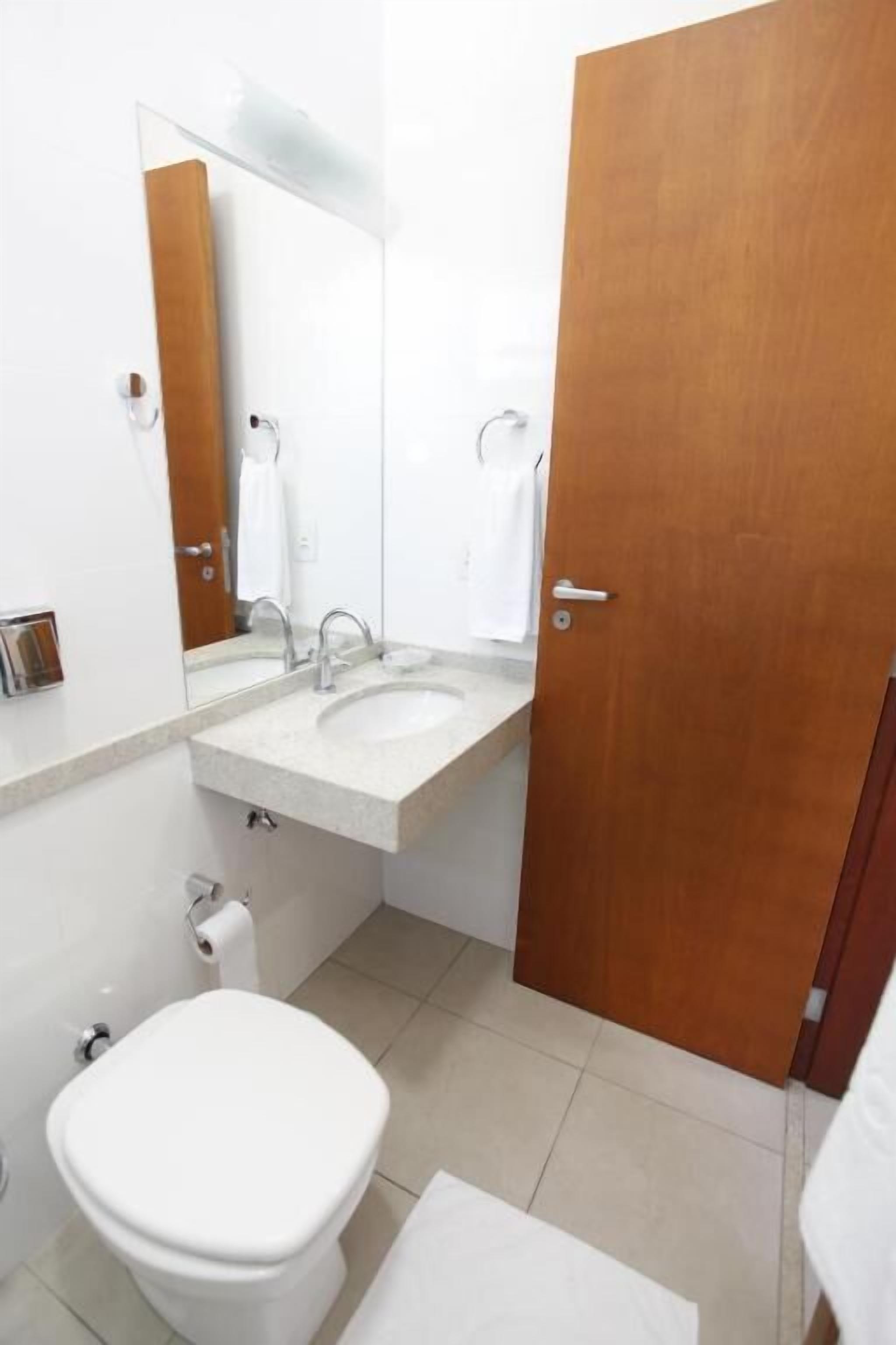 Comfort Triple Room, Berbilang Katil, Penyaman udara | Bilik Mandi | Pancuran mandi, kelengkapan dandanan diri percuma, tuala disediakan 