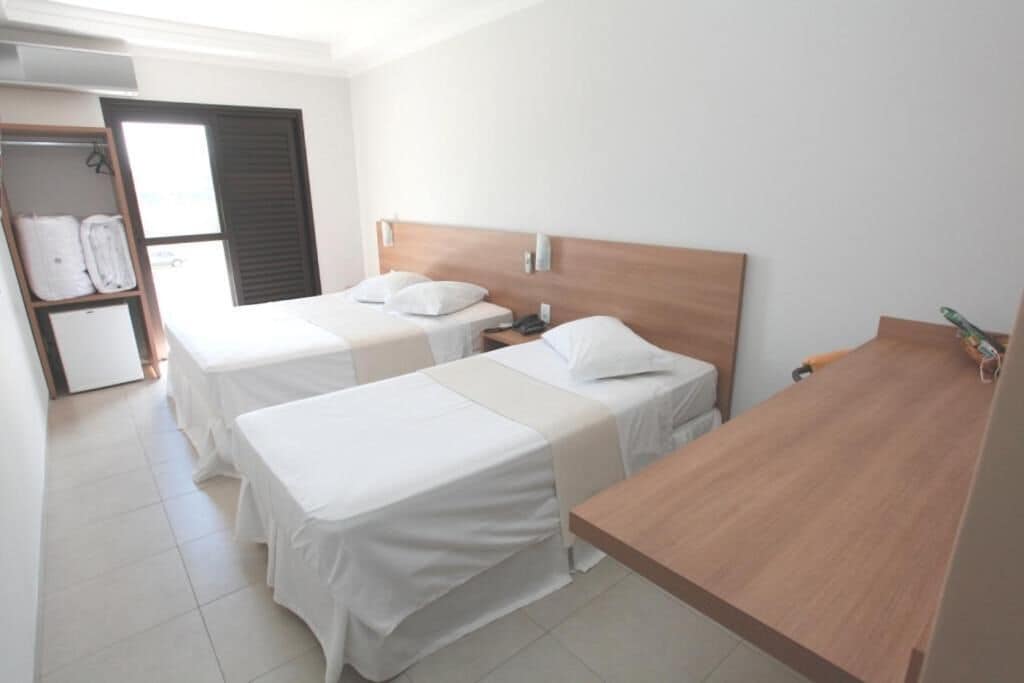 Double Room, Berbilang Katil, Private Bathroom | Peti besi dalam bilik, meja, ruang kerja komputer riba 