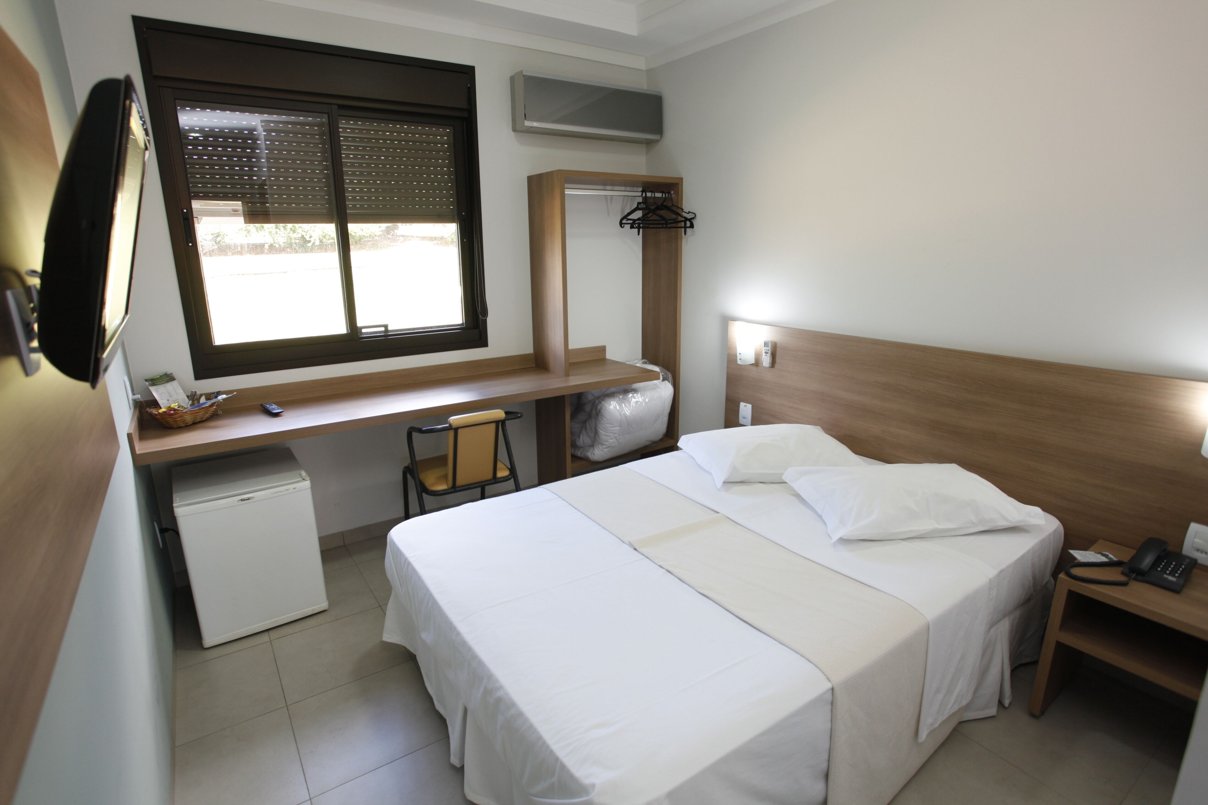 Quarto casal, várias camas, banheiro privativo | Cofres nos quartos, escrivaninha, espaço de trabalho para notebook