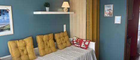 Iron/ironing board, bed sheets
