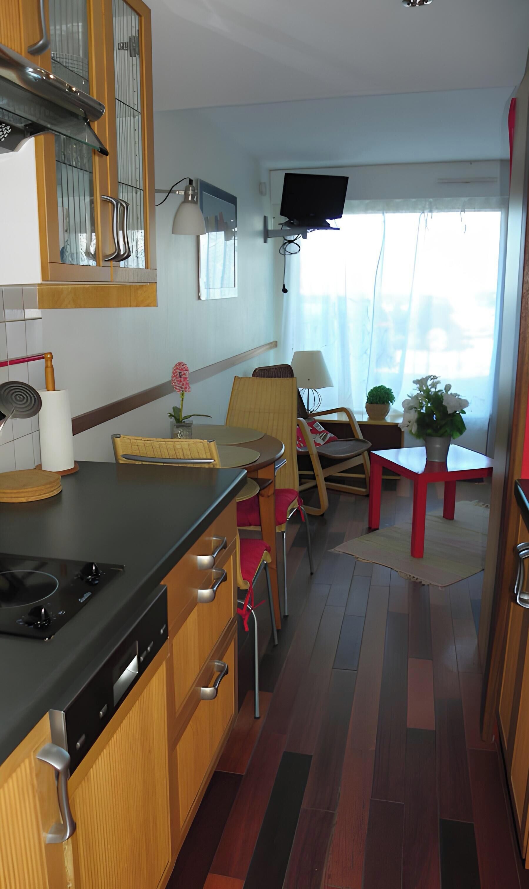 Réfrigérateur, micro-ondes, plaque de cuisson, cafetière/bouilloire