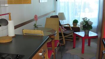 Réfrigérateur, micro-ondes, plaque de cuisson, cafetiÚre/bouilloire