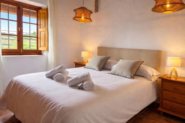 2 bedrooms, iron/ironing board, Internet, bed sheets