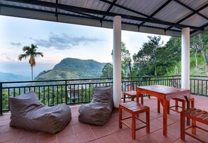 ห้องดีลักซ์ดับเบิล, ระเบียง, วิวภูเขา | รับประทานอาหารกลางแจ้ง