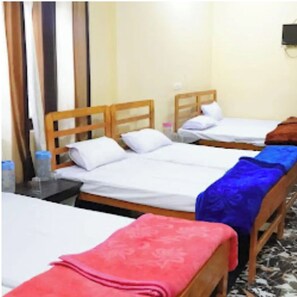 Family Double Room | Hypo-allergenic bedding, desk, soundproofing, free WiFi
