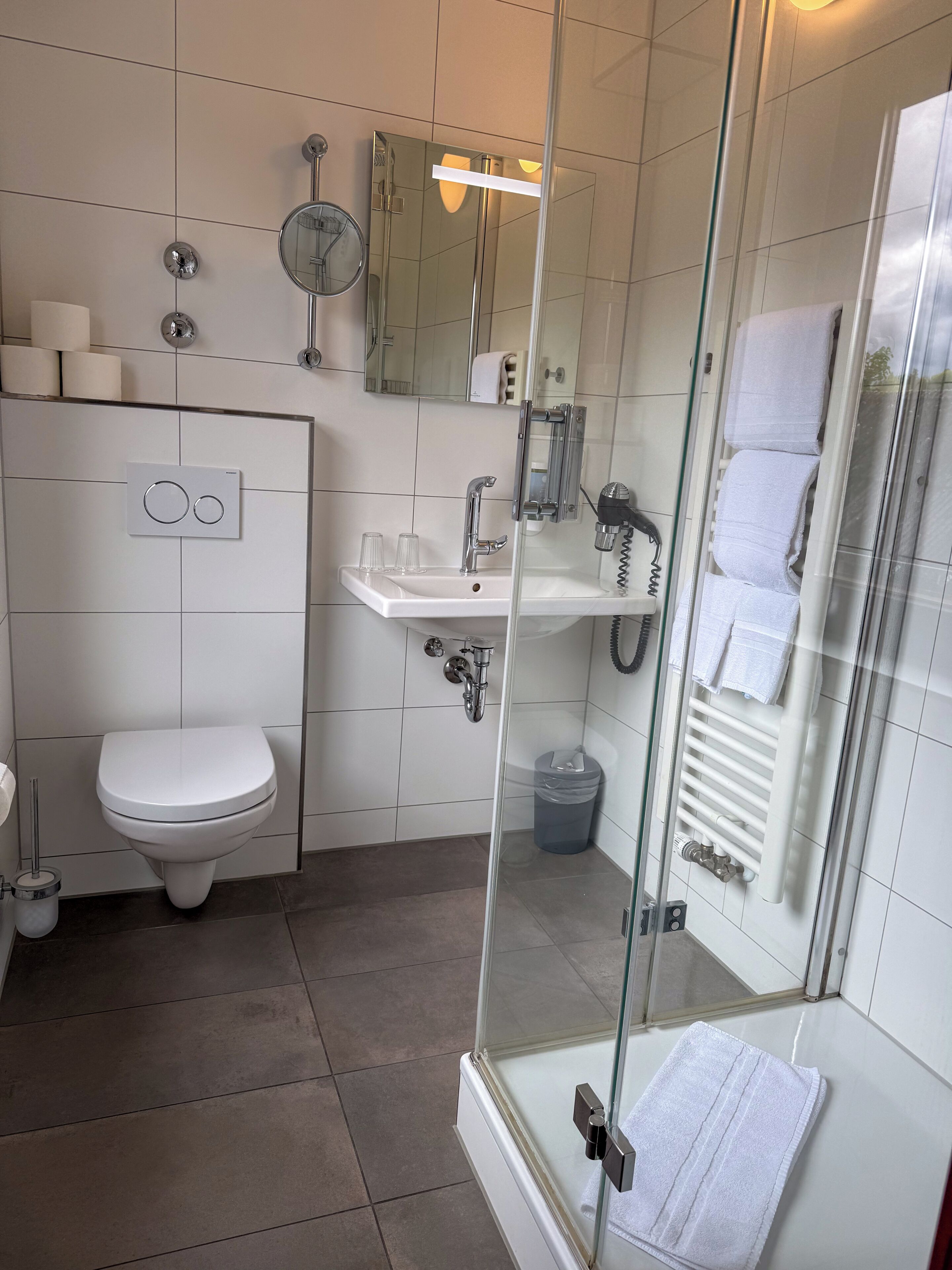 Superior-Doppelzimmer | Badezimmer | Dusche, Haartrockner, Handtücher, Seife