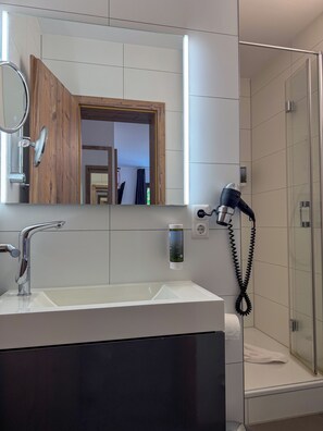 Suite Confort | Salle de bain | Douche, séchoir à cheveux, serviettes fournies, savon