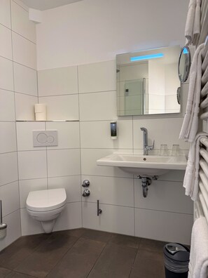 Chambre supérieure double | Salle de bain | Douche, séchoir à cheveux, serviettes fournies, savon