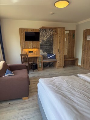 Chambre Confort double | Coffre-fort, espace de travail pour ordinateurs portables
