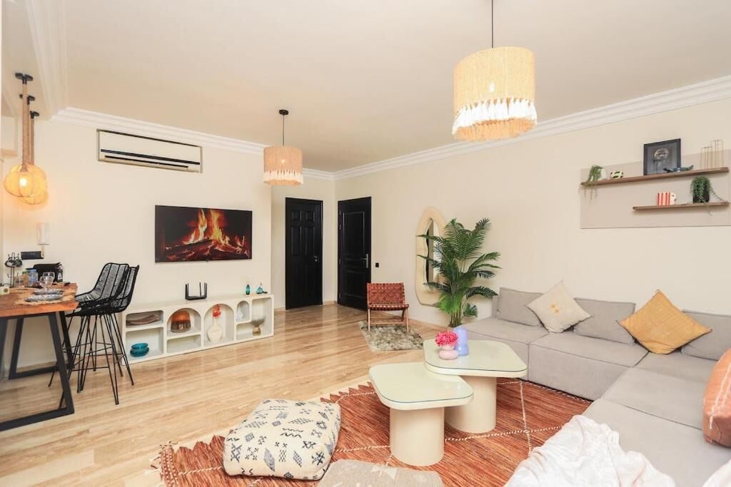Luxury Apartment, Courtyard View | Living area