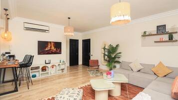 Luxury Apartment, Courtyard View | Living area