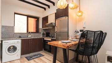 Luxury Apartment, Courtyard View | Private kitchen