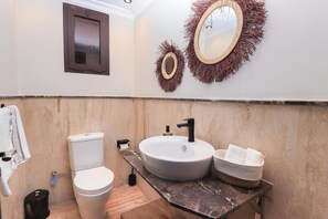 Luxury-Apartment, Blick auf den Innenhof | Badezimmer