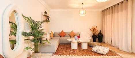 Luxury Apartment, Courtyard View | Living area