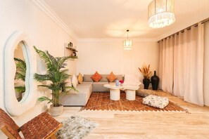 Luxury-Apartment, Blick auf den Innenhof | Wohnbereich