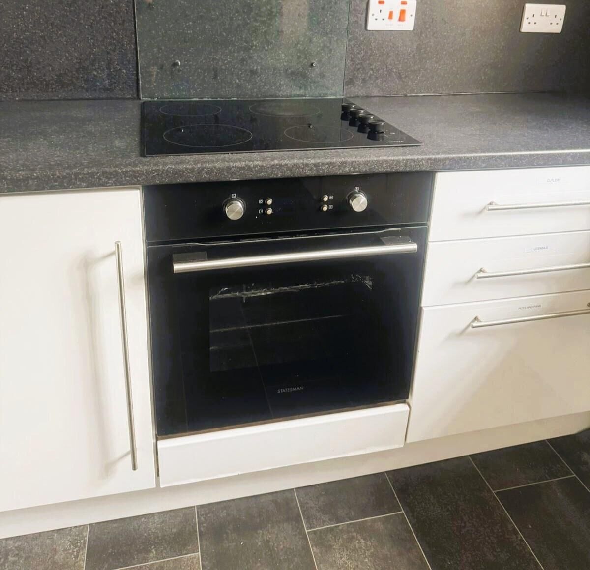 Lemari es, microwave, oven, dan kompor