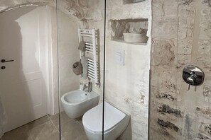Dusche, Bidet, Handtücher