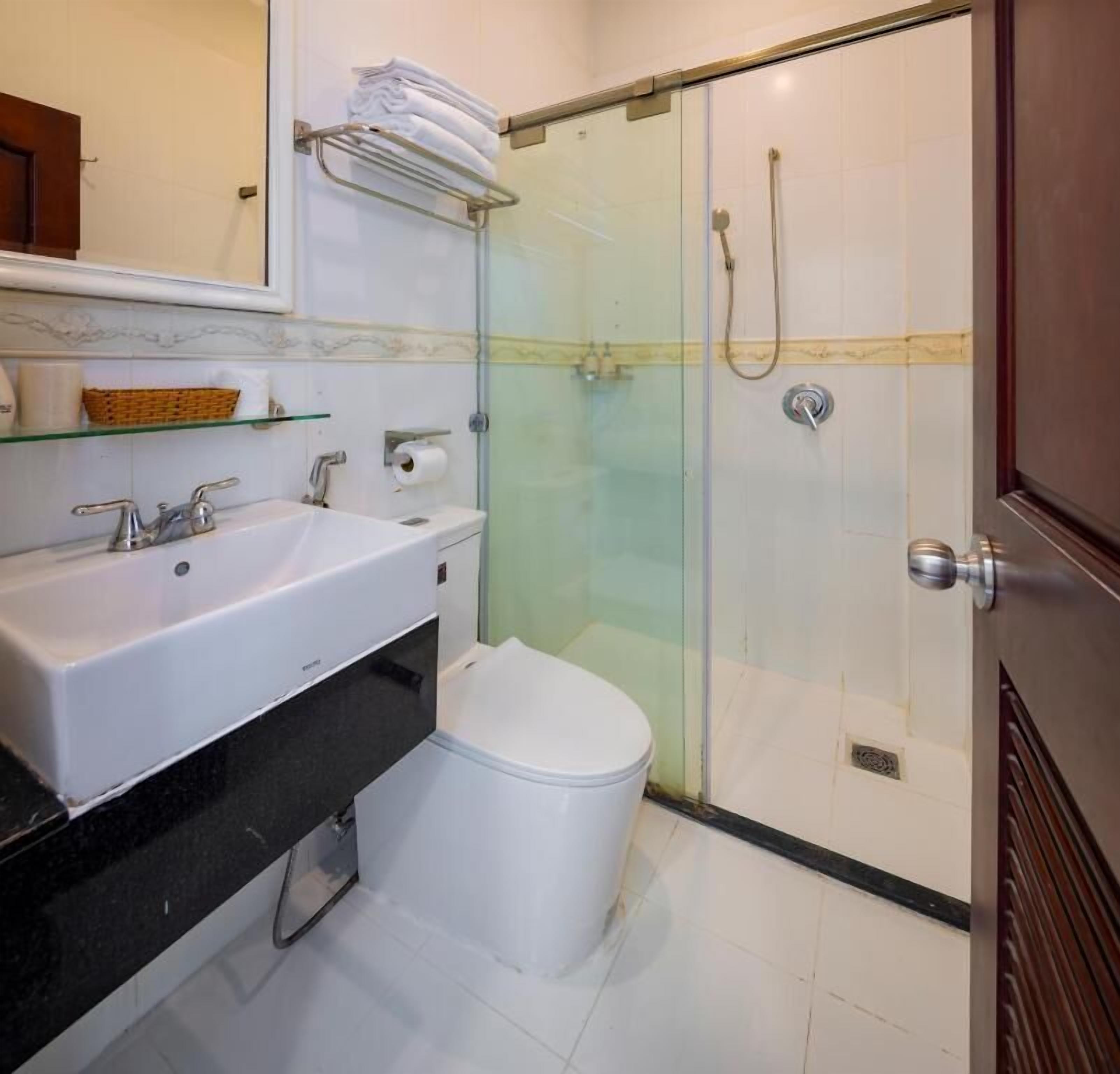 Familie studio, uitzicht op de stad | Badkamer | Een douche, een haardroger, pantoffels, handdoeken