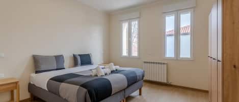 4 habitaciones y tabla de planchar con plancha