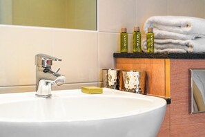 럭셔리 더블룸, 파티오, 정원 전망 | 욕실