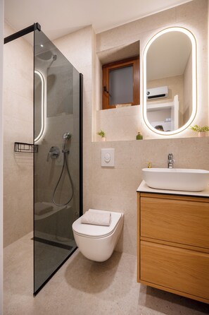 Shower, hair dryer, towels, soap - Villa Merkur - apartment 4 (Makarska)
