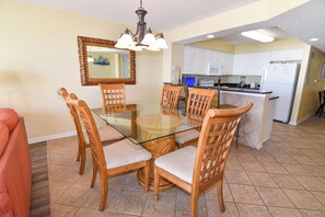 Dining - July/Aug Discounts. Family Friendly. 2 BR/2 BA OF Condo. This beauty sleeps 8. (North Myrtle Beach)