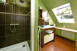 A bathroom with a shower, a sink, a mirror, and a window. - Apartment 'Sarzeau City Center on Foot' with Wi-Fi and Air Conditioning (Sarzeau)
