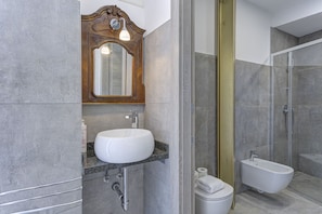 Shower, hair dryer, bidet, towels - Varenna Garden by Wonderful Italy (Perledo)