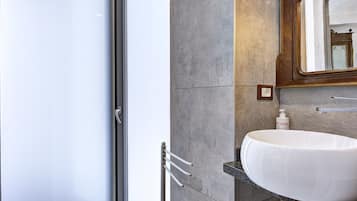 Douche, sèche-cheveux, bidet, serviettes fournies