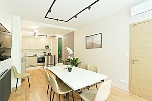 Dining - Exceptional Duplex with Sauna & Cinema Room, central Paris (Paris)