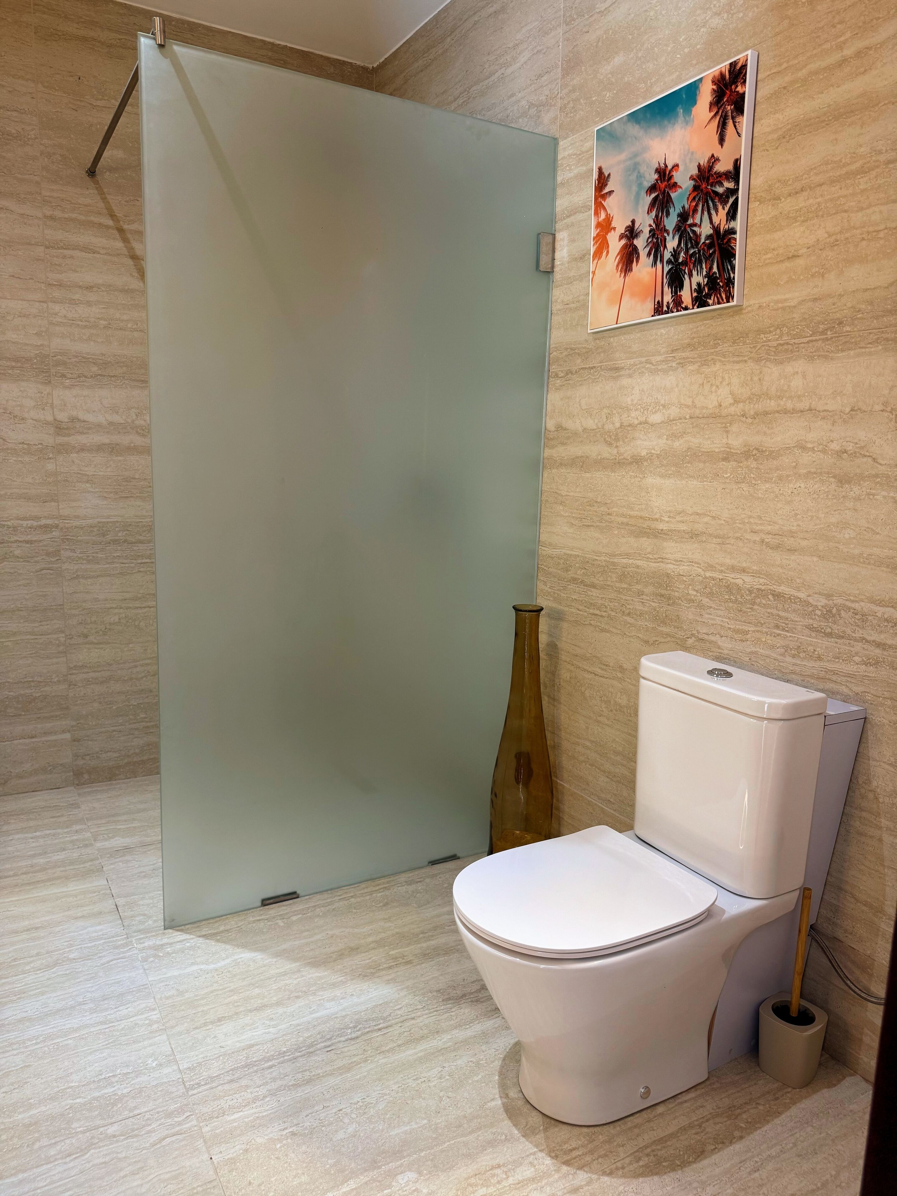Douche, serviettes fournies, savon, papier de toilette
