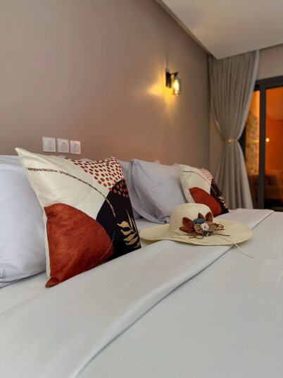 Villa Comoé and its Pavilions