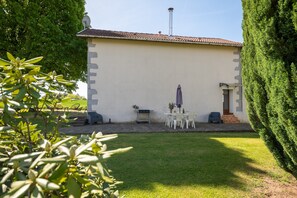 Outdoor dining - Gîte "Au Champ Fleuri" – Comfortable Stay in Plombières-les-Bains for 5 Guests (Plombières-les-Bains)